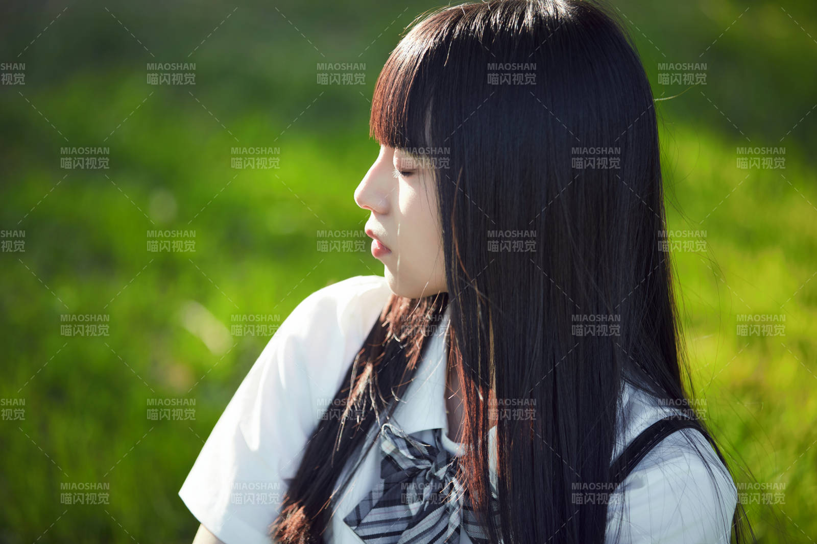 在户外草坪看书学习的女生