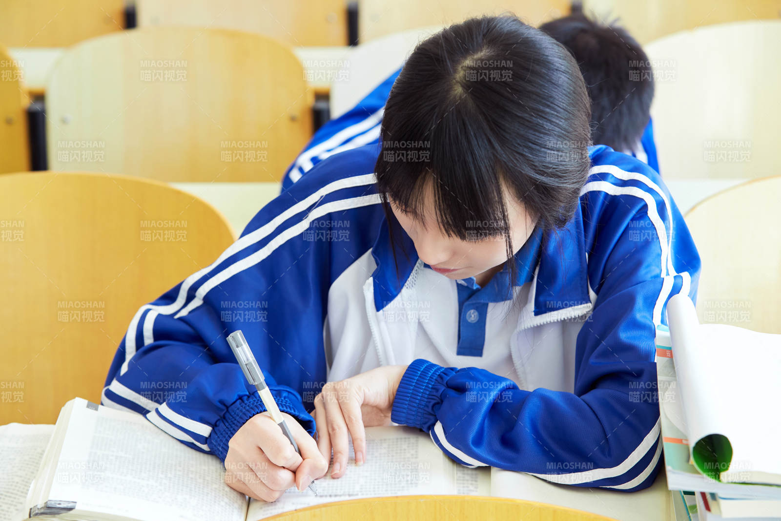 教室里努力看书学习备战高考的高中生