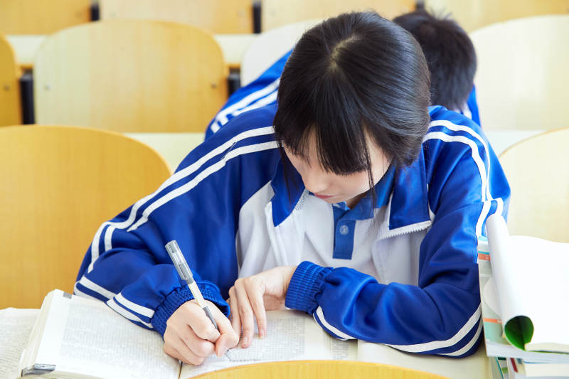 教室里努力看书学习备战高考的高中生