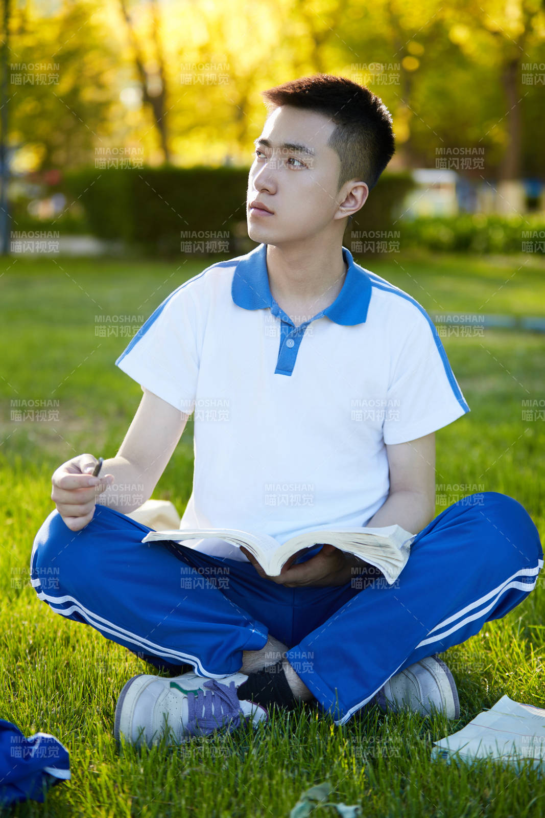 校园户外草坪上备战高考的高中生