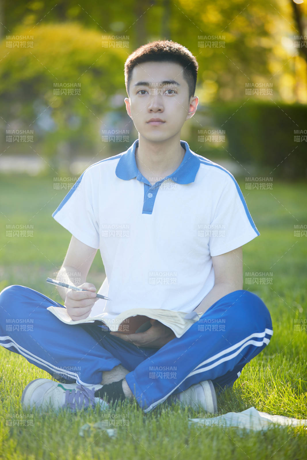 校园户外草坪上备战高考的高中生