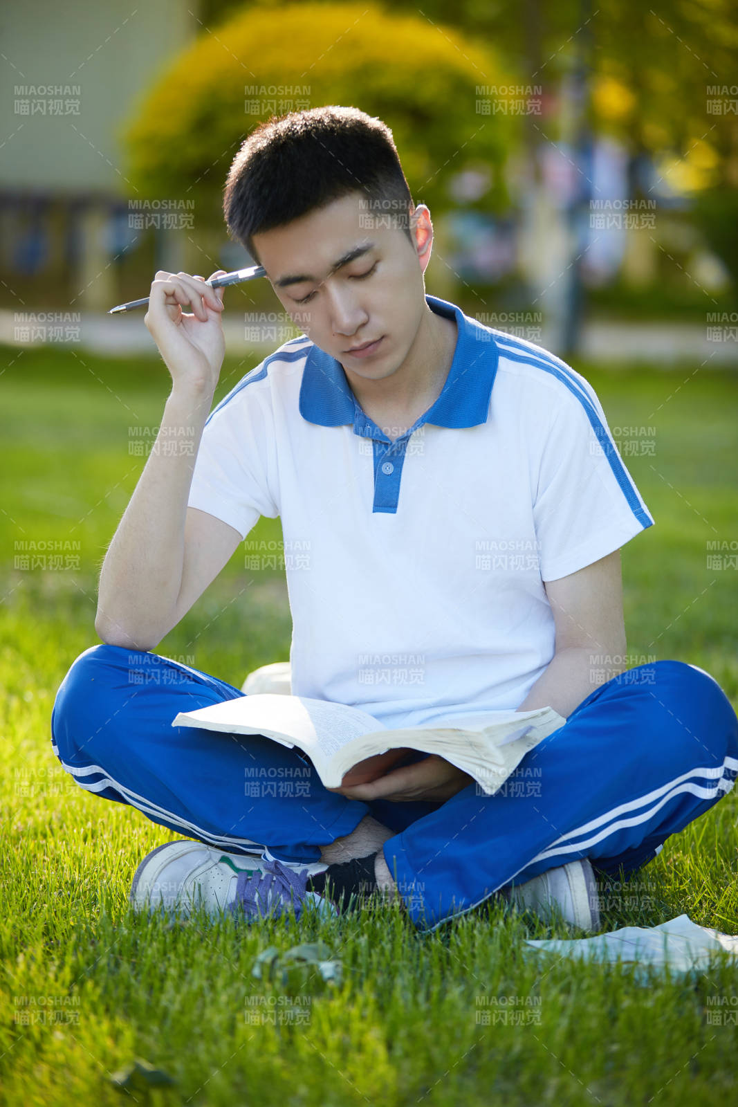 校園戶外草坪上備戰(zhàn)高考的高中生