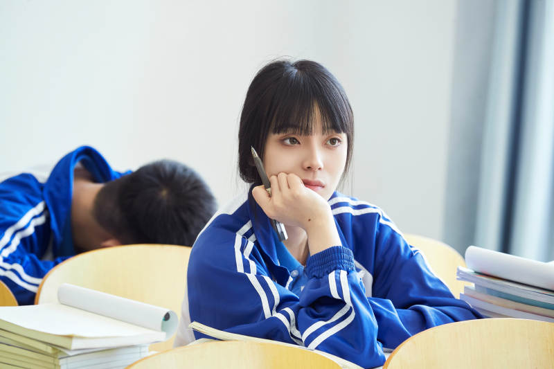 教室里努力看书学习备战高考的高中生