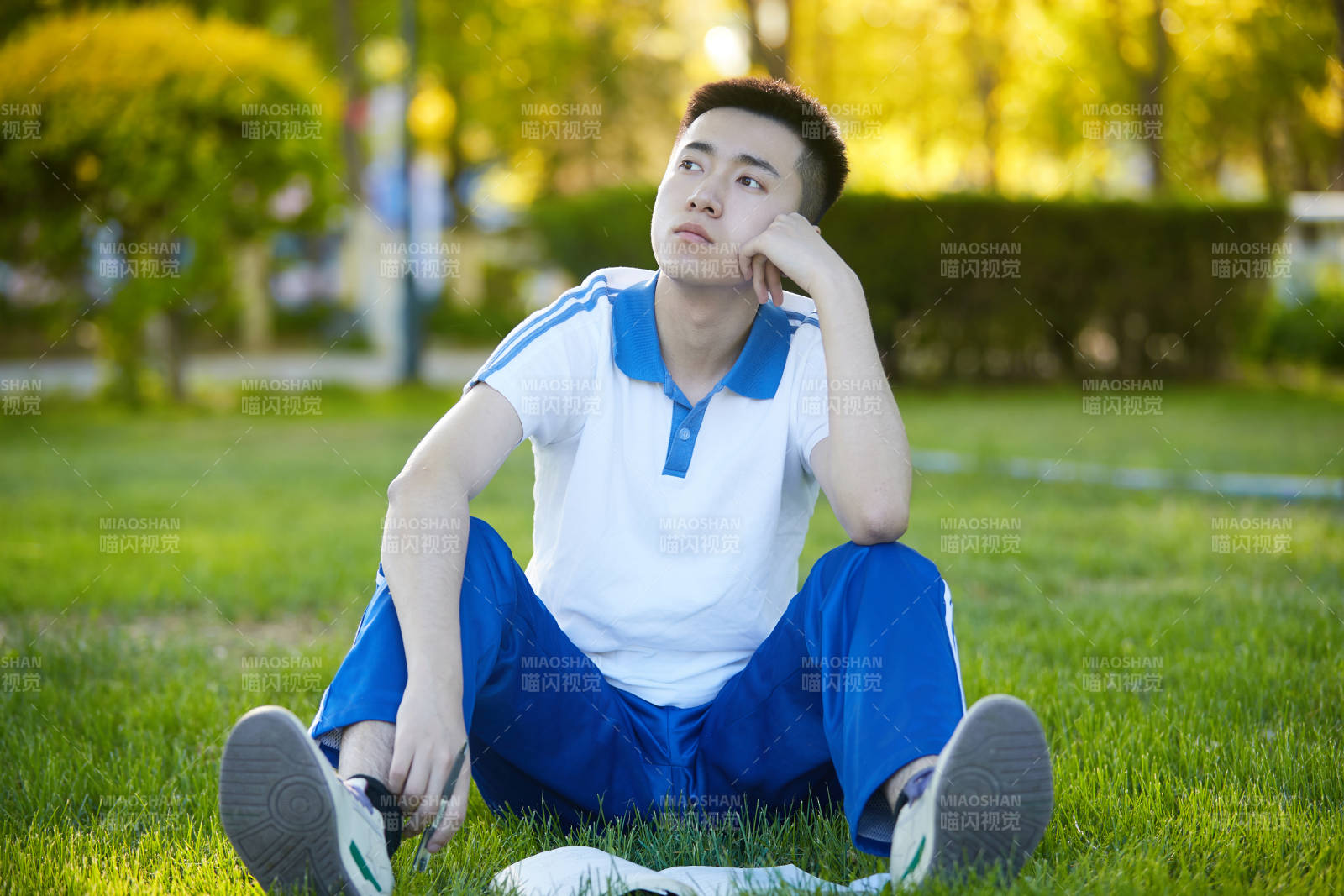 校园户外草坪上备战高考的高中生