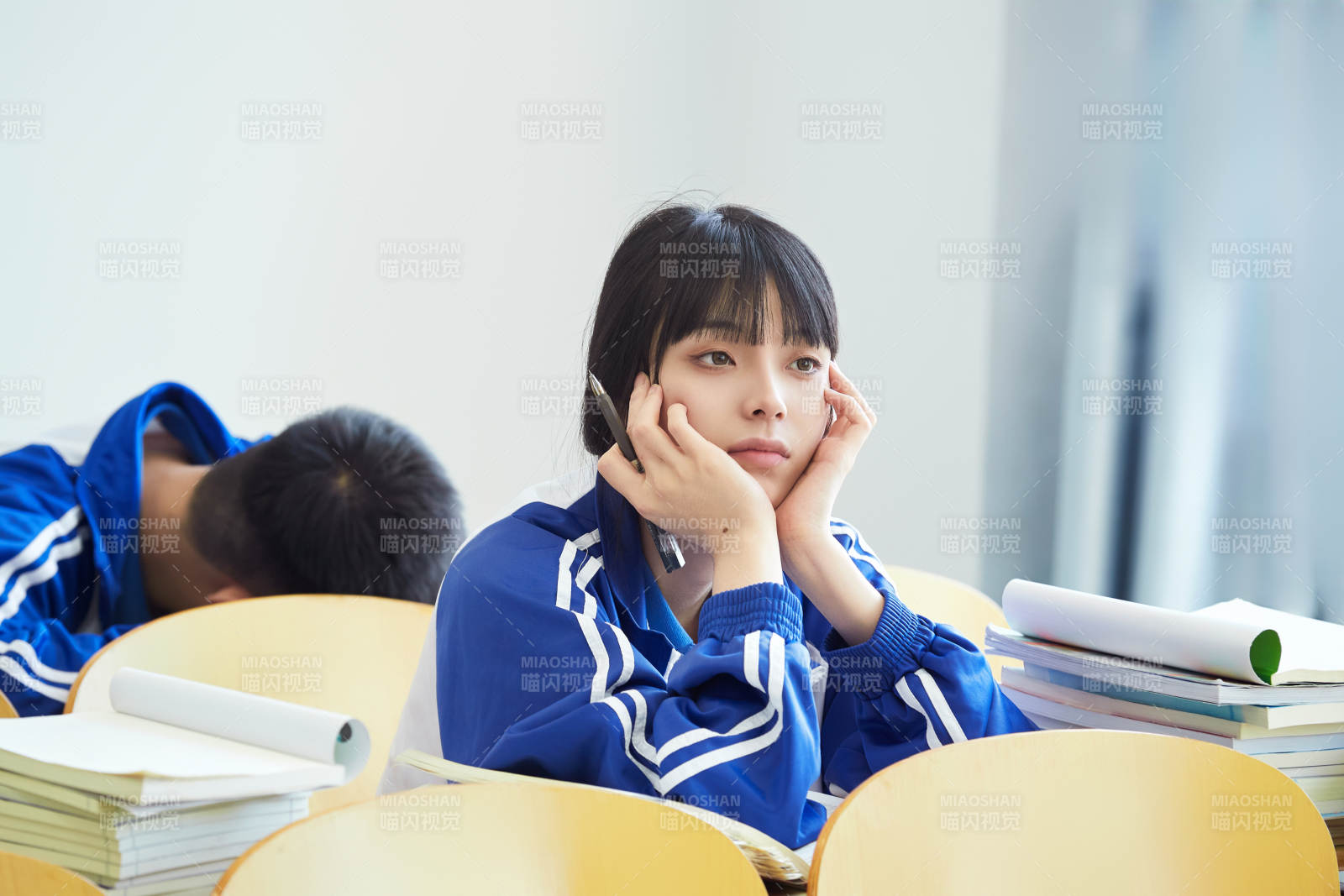 教室里努力看書學習備戰高考的高中生