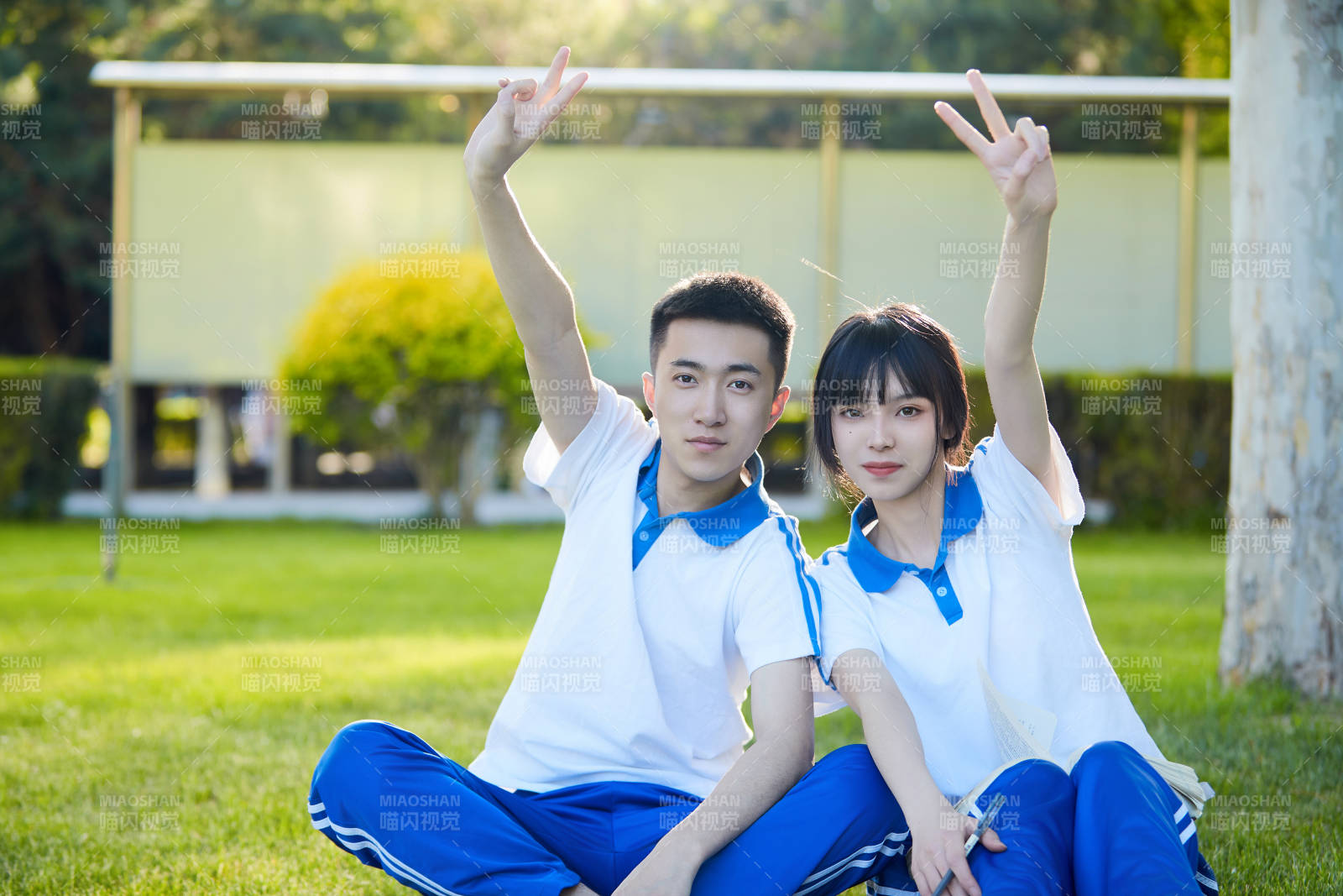 校園戶外草坪上備戰高考的高中生