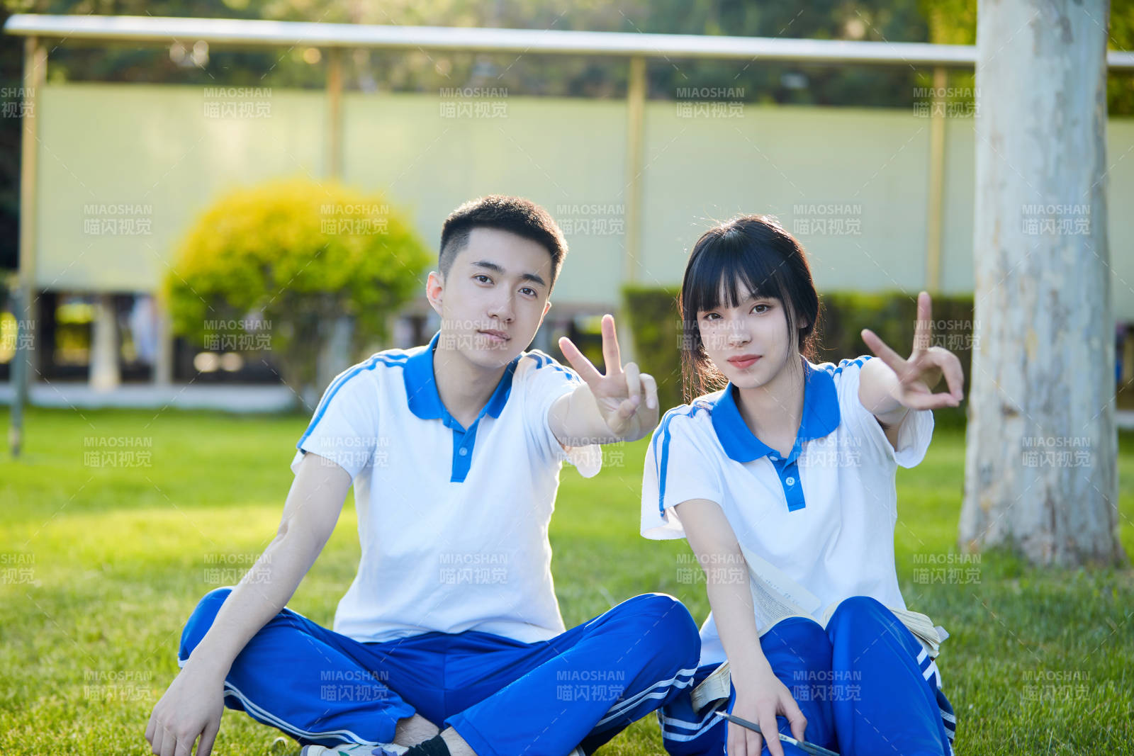 校園戶外草坪上備戰高考的高中生