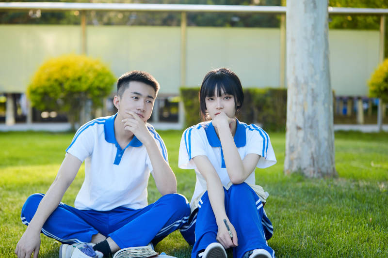 校园户外草坪上备战高考的高中生