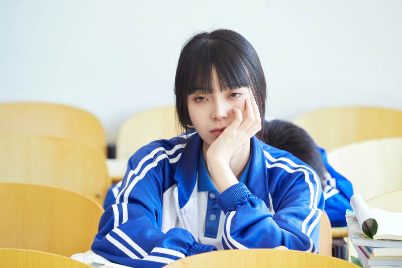 教室里努力看书学习备战高考的高中生