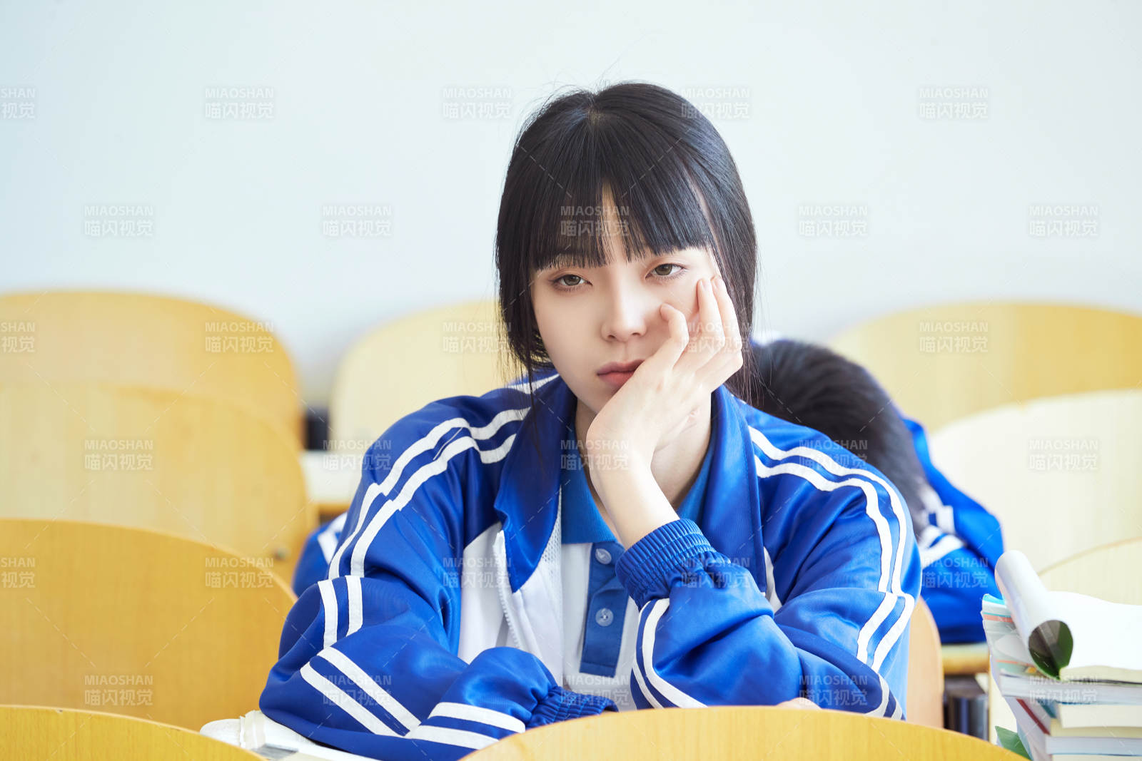 教室里努力看书学习备战高考的高中生图片