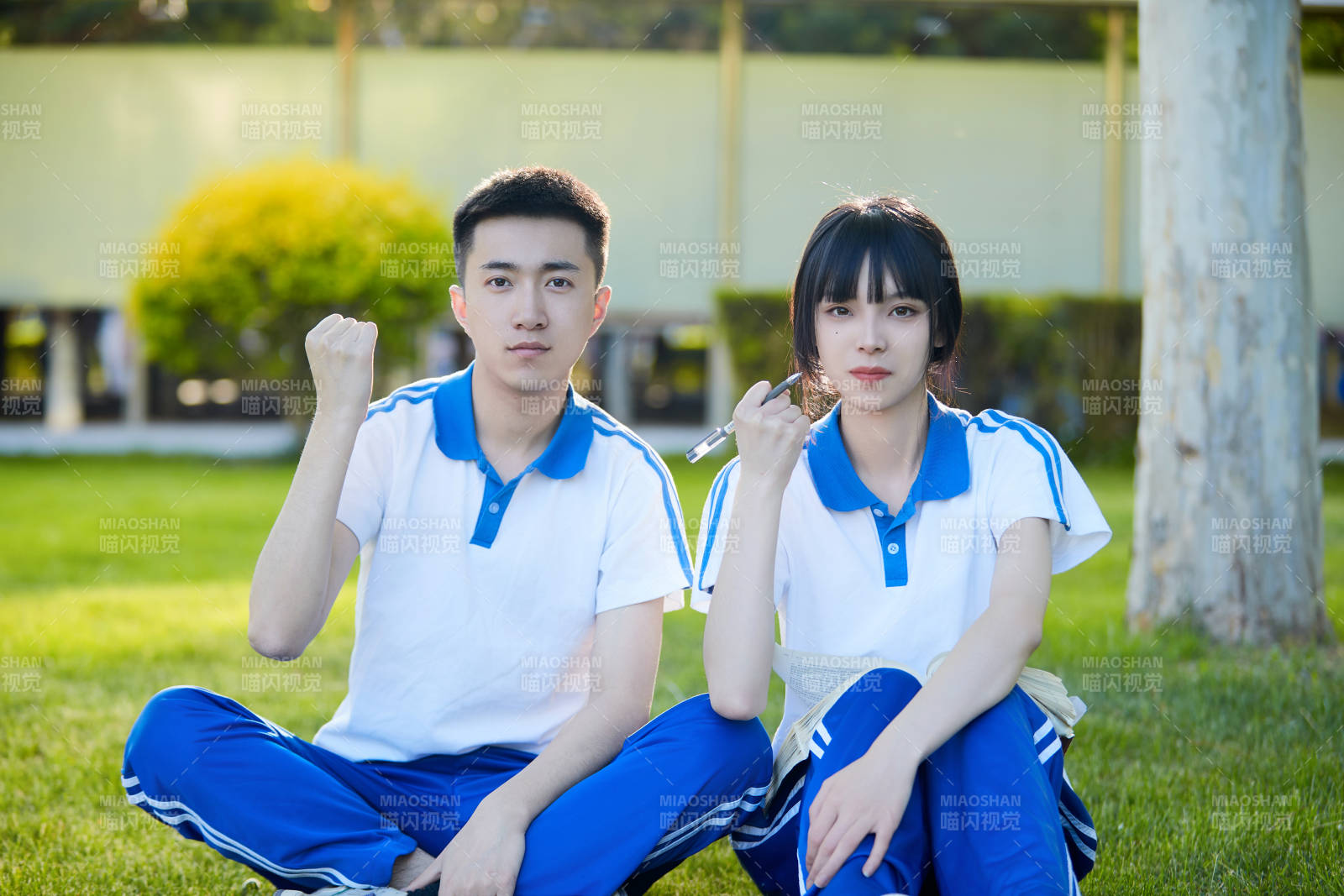 校園戶外草坪上備戰(zhàn)高考的高中生