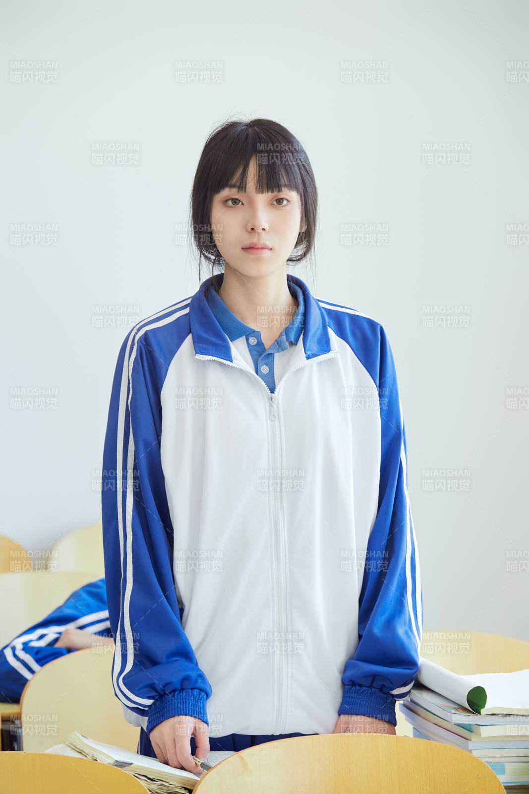 教室里努力看书学习备战高考的高中生