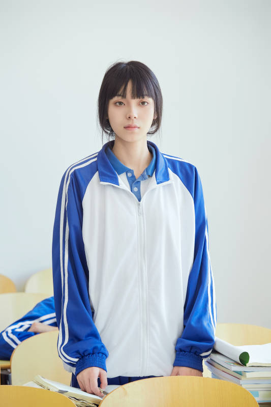 教室里努力看书学习备战高考的高中生