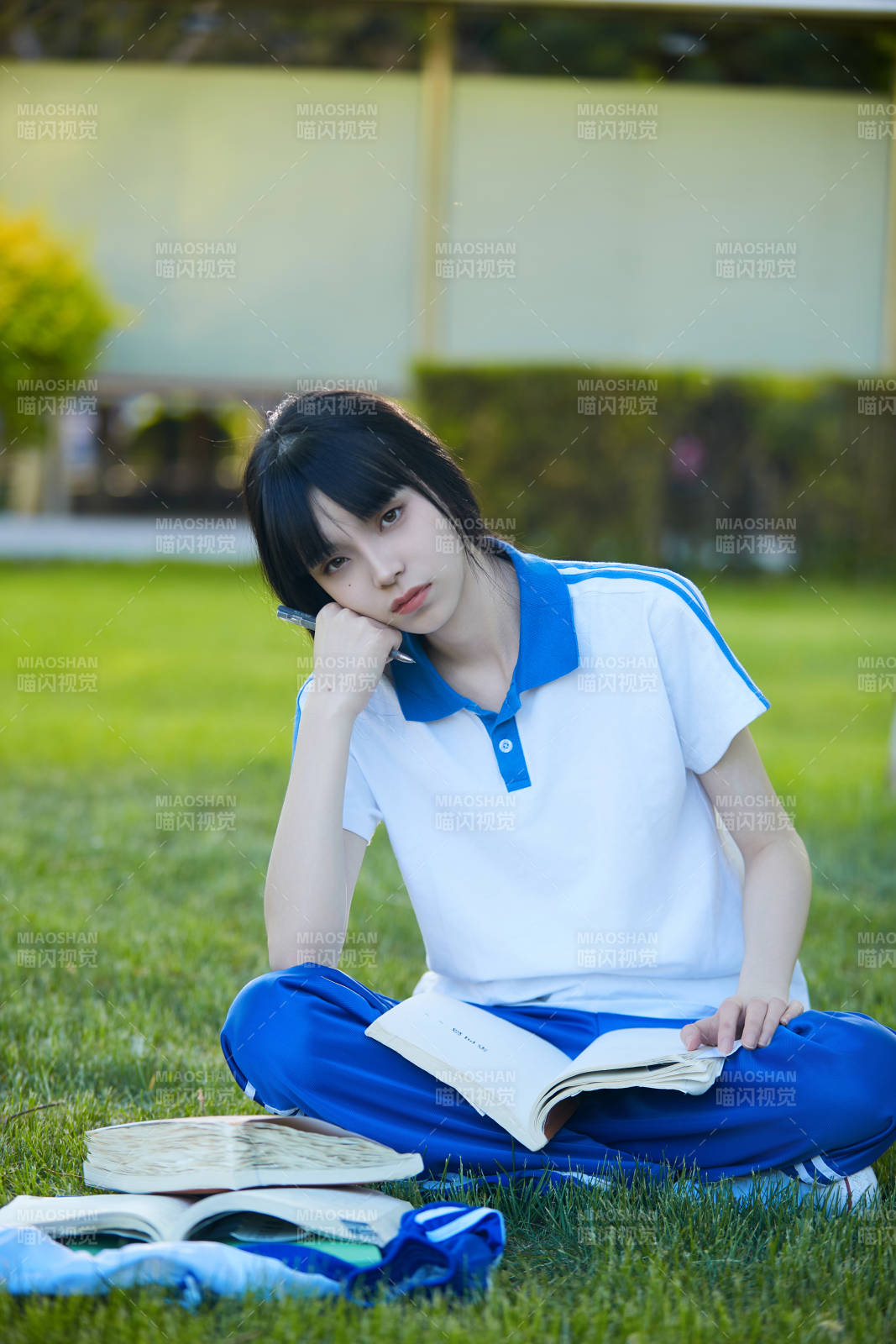 校園戶外草坪上備戰高考的高中生