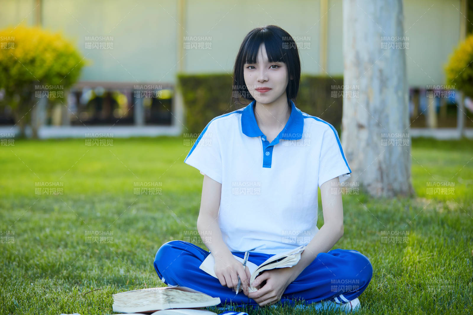 校園戶外草坪上備戰高考的高中生