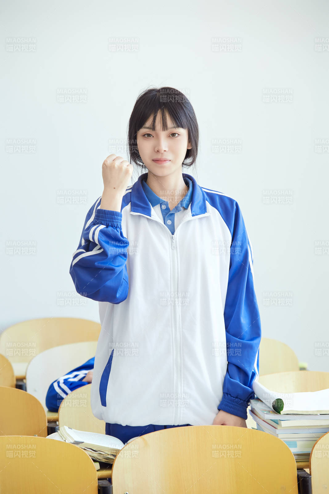 教室里努力看书学习备战高考的高中生