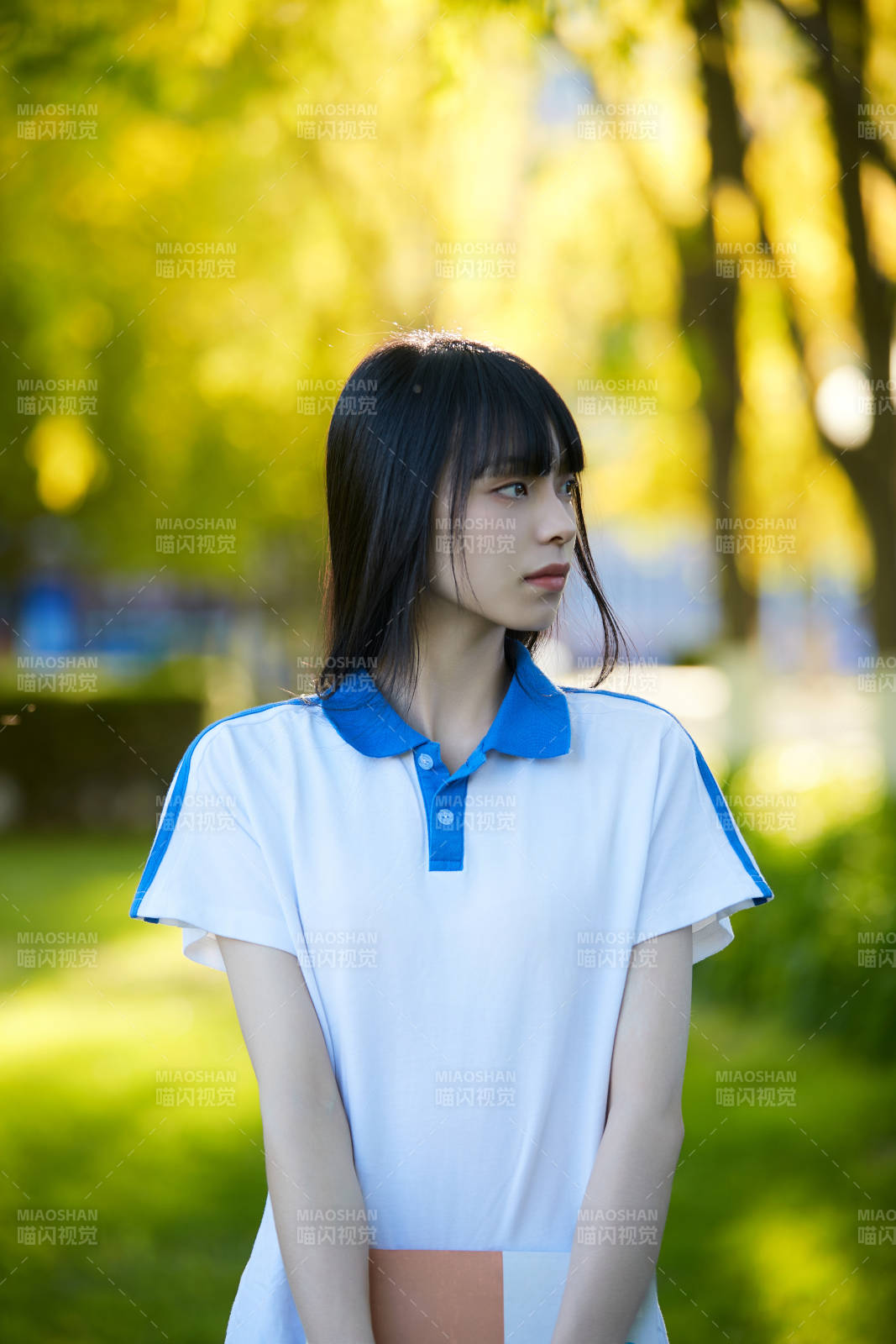 校园里抱着书的高中女生