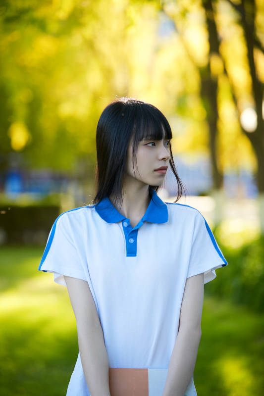 校园里抱着书的高中女生