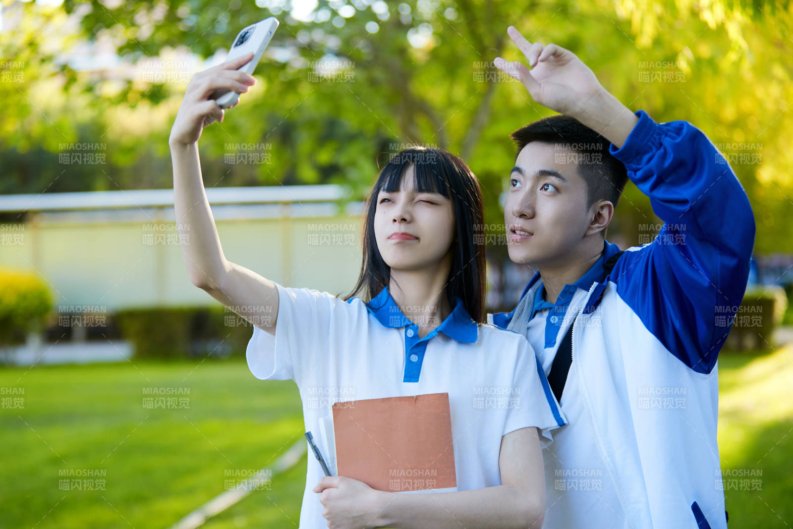 校园里用手机自拍的高中生