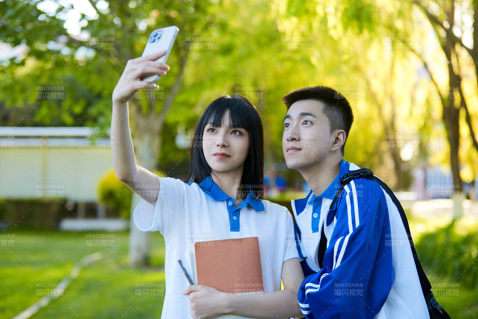 校园里用手机自拍的高中生