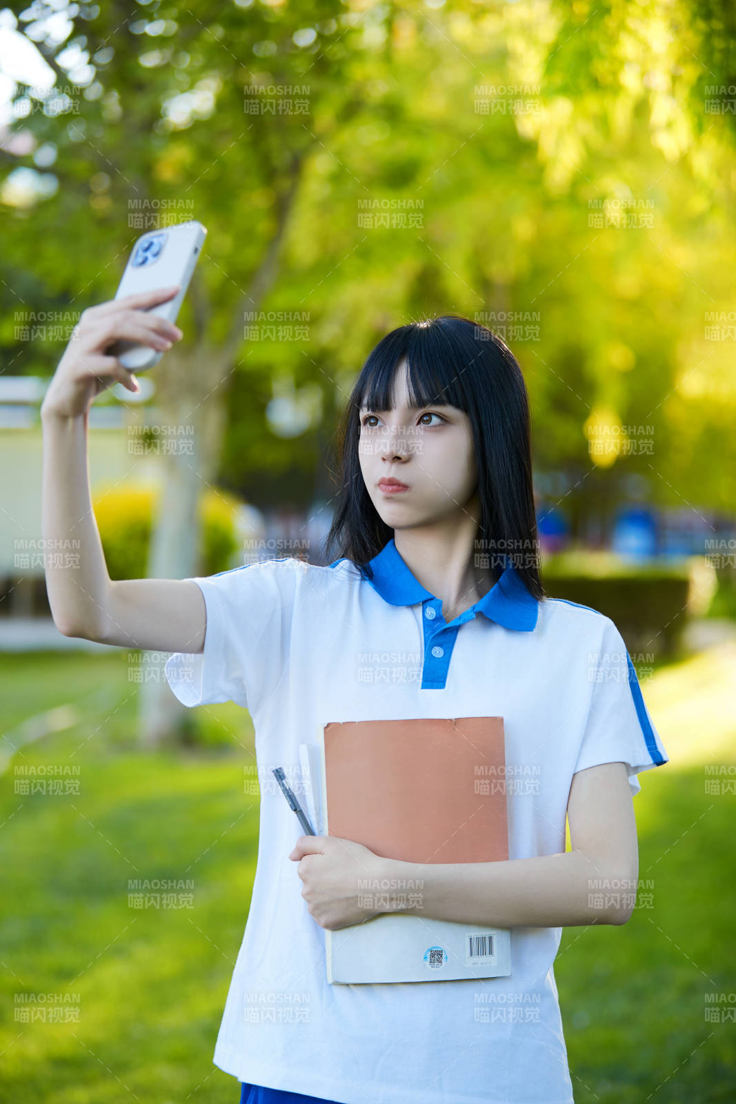 校园里用手机自拍的高中生