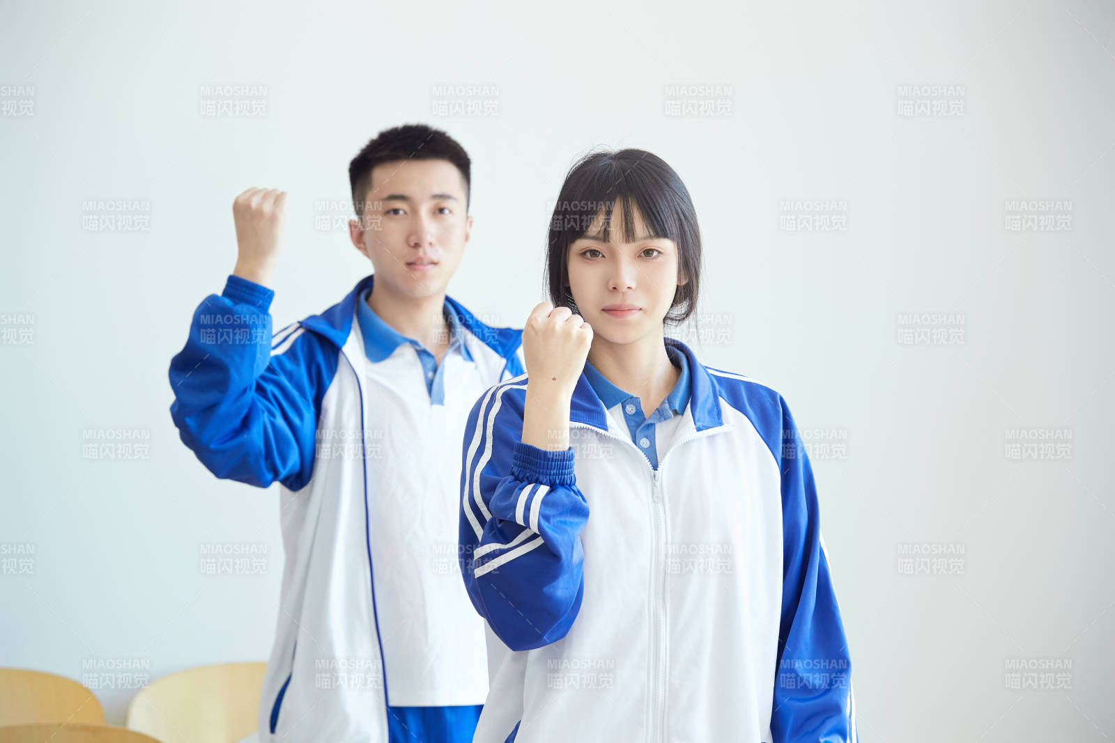 教室里努力看书学习备战高考的高中生