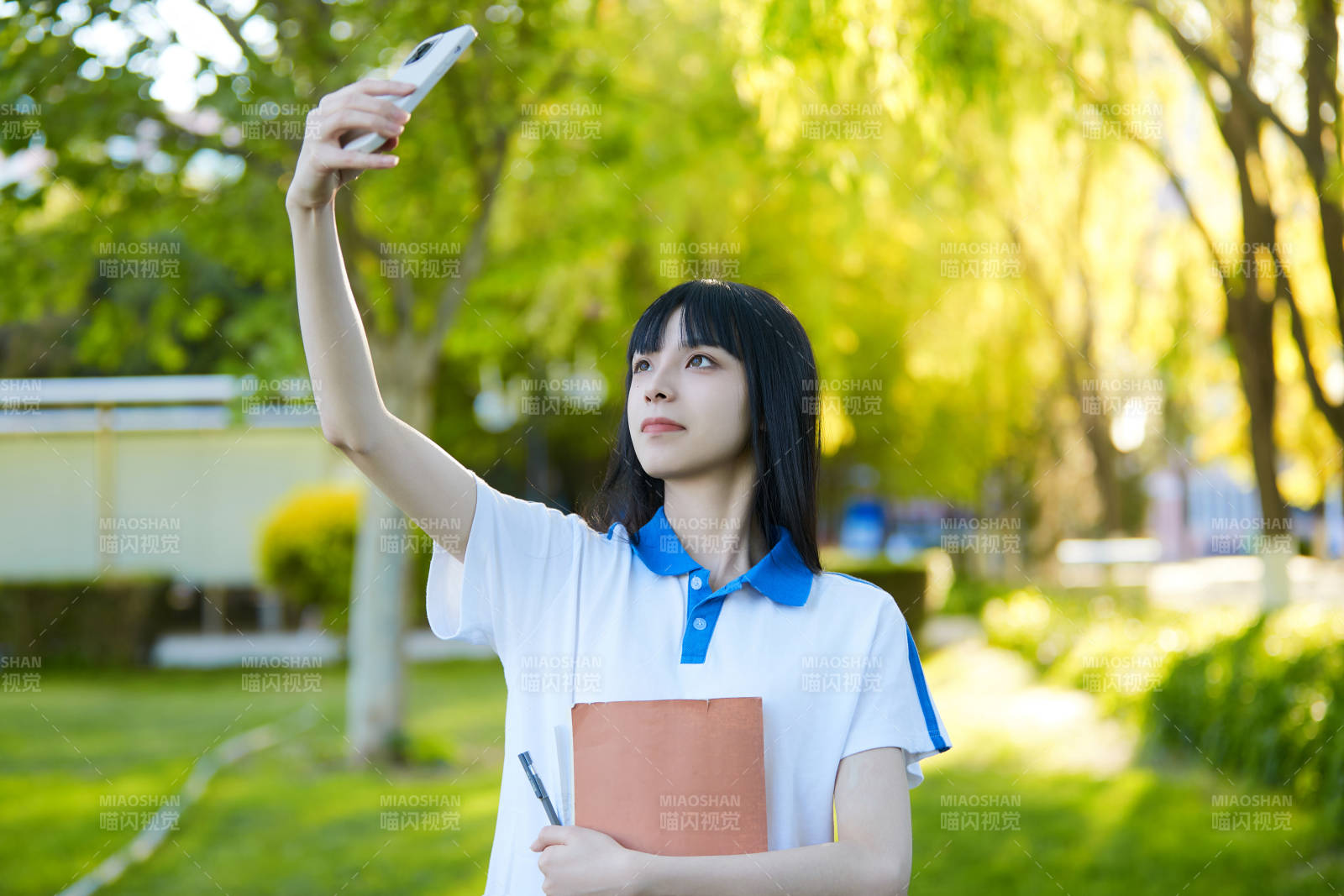 校园里用手机自拍的高中生