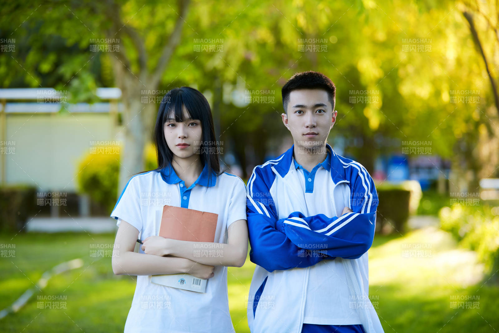 校园里用手机自拍的高中生