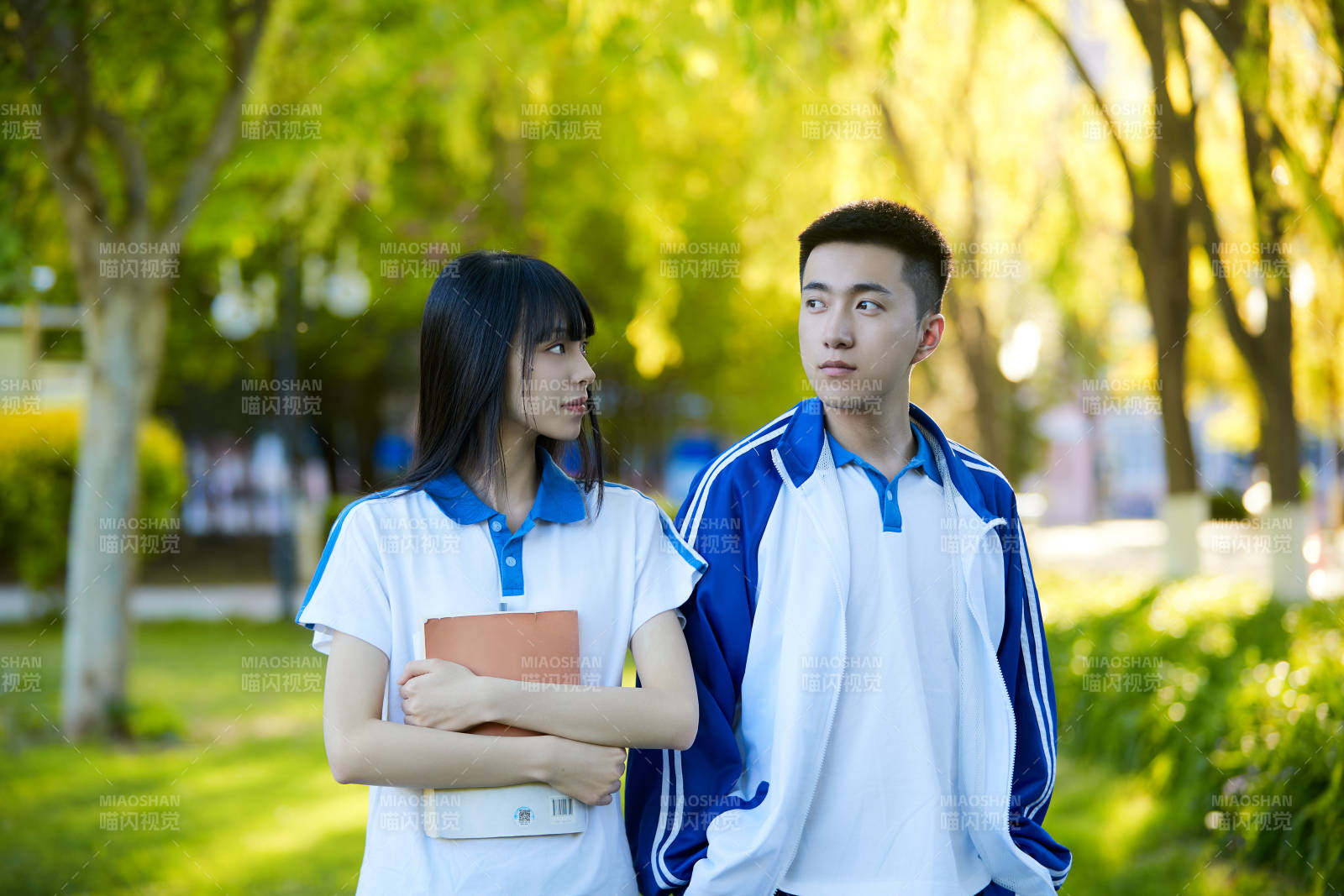 校园里用手机自拍的高中生