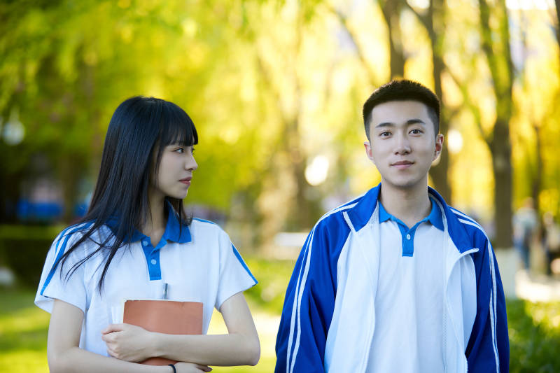 校园里用手机自拍的高中生