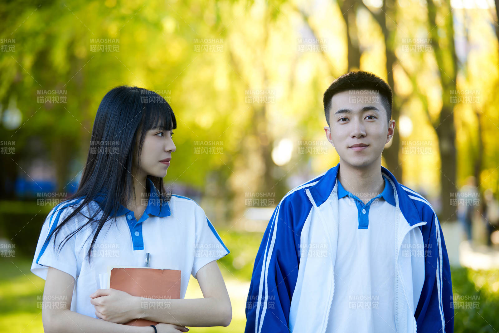 校园里用手机自拍的高中生