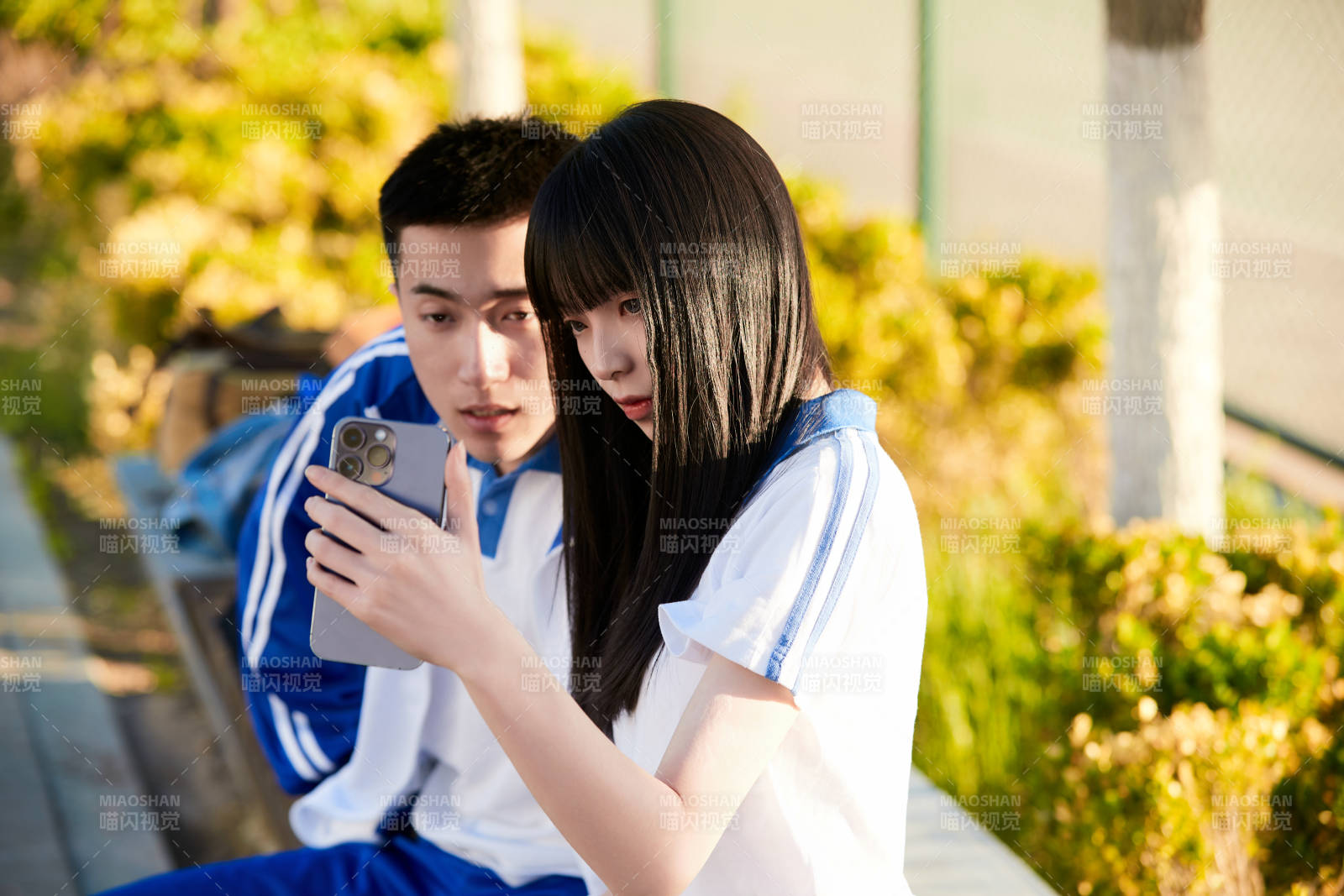 校园里用手机自拍的高中生