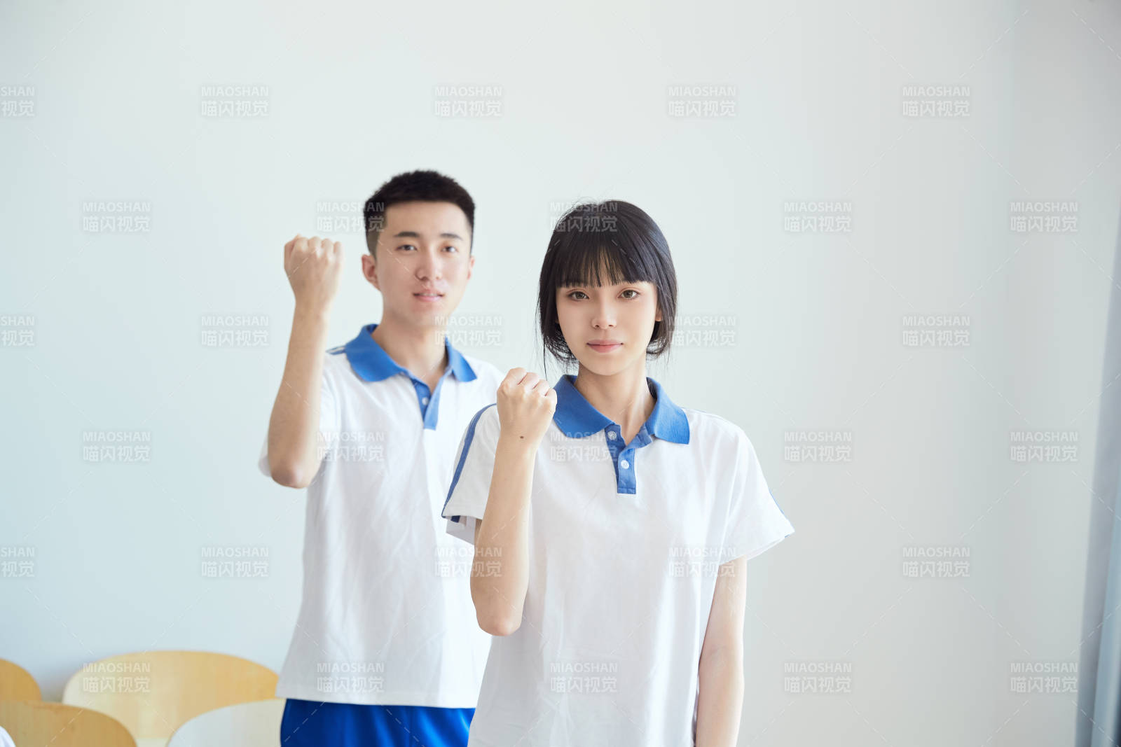 教室里努力看书学习备战高考的高中生