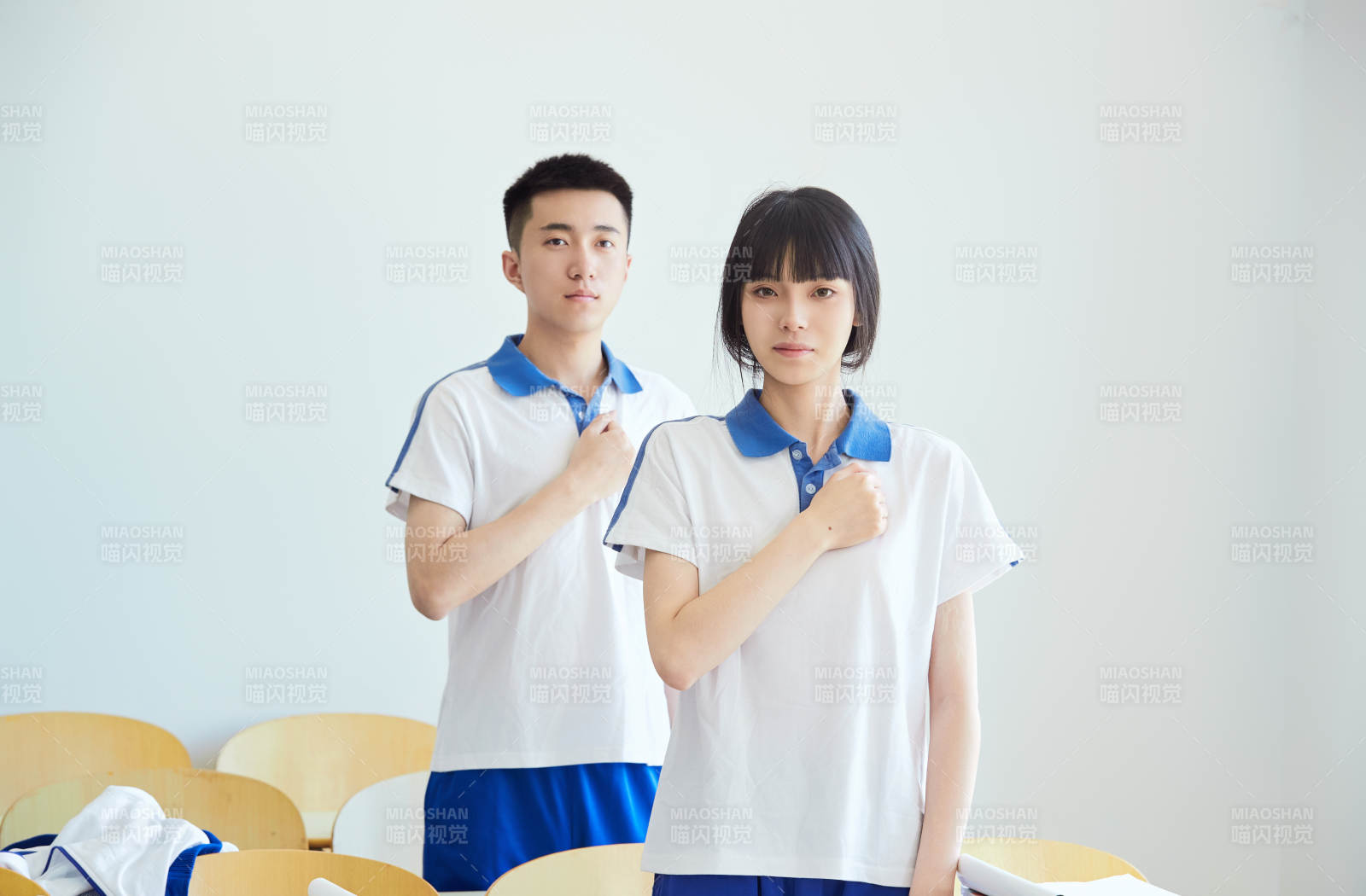 教室里努力看书学习备战高考的高中生