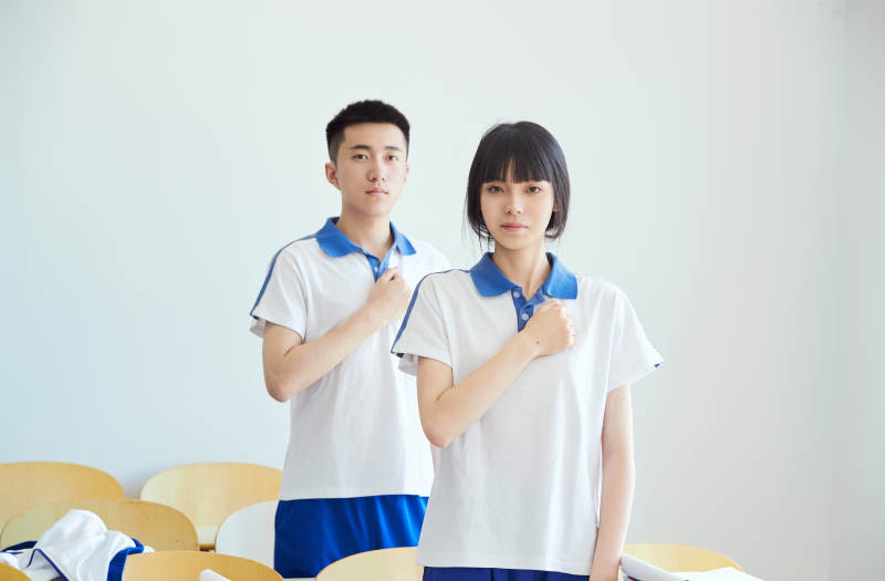 教室里努力看书学习备战高考的高中生