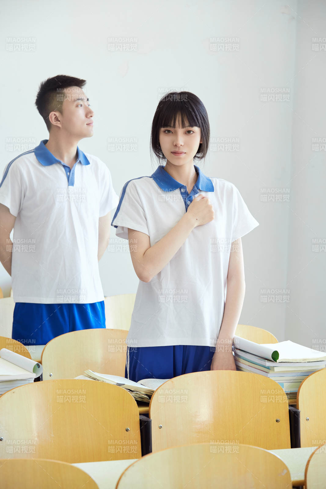 教室里努力看書學(xué)習(xí)備戰(zhàn)高考的高中生