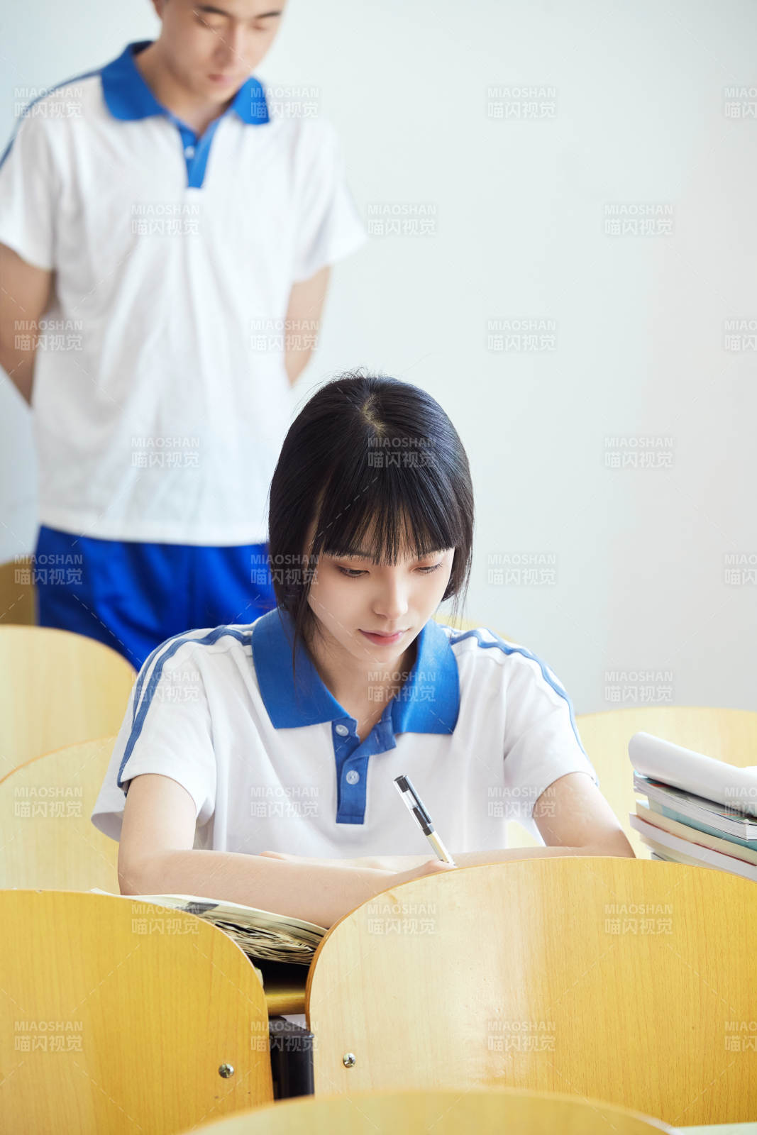 教室里努力看书学习备战高考的高中生