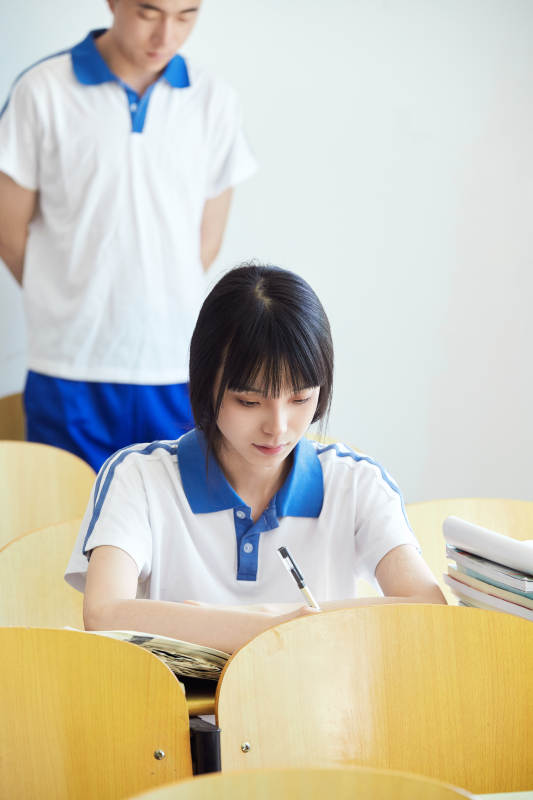 教室里努力看书学习备战高考的高中生