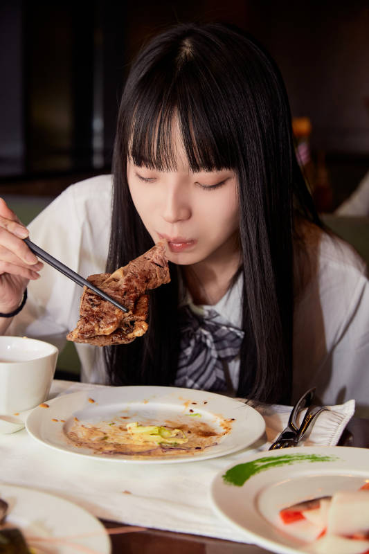 在酒店自助餐厅大吃特吃的可爱少女