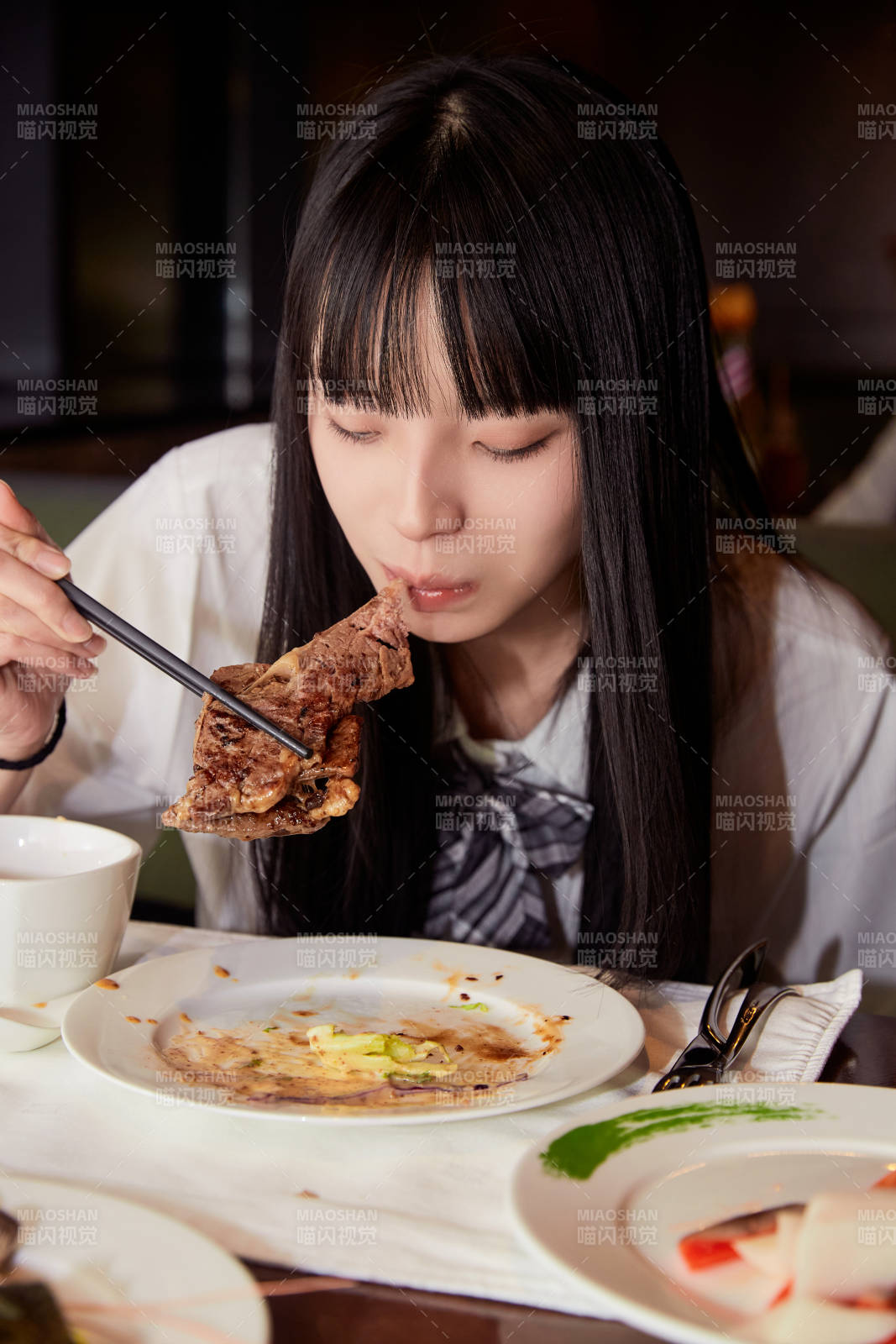 在酒店自助餐厅大吃特吃的可爱少女