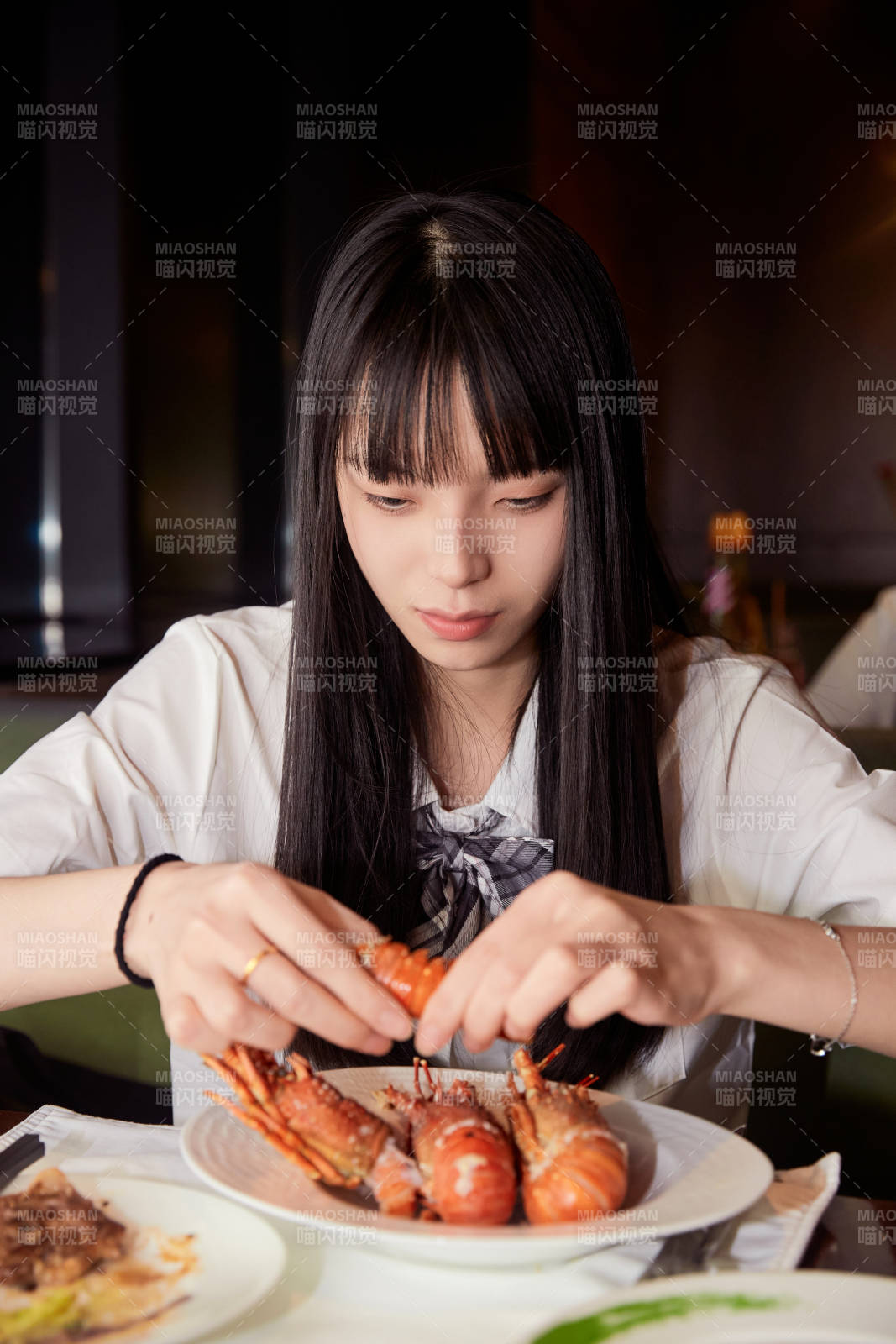 在酒店自助餐厅大吃特吃的可爱少女