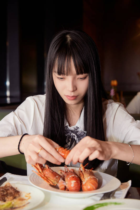 在酒店自助餐厅大吃特吃的可爱少女