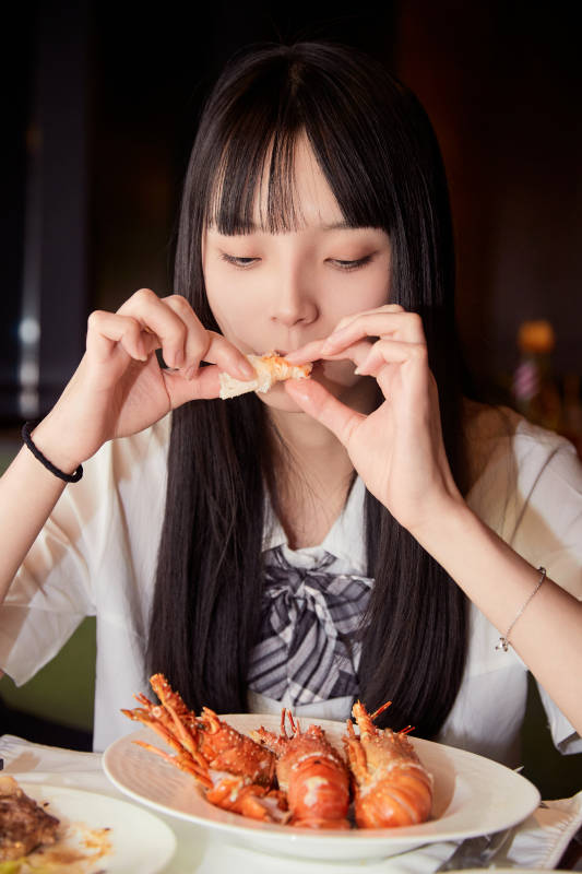 在酒店自助餐厅大吃特吃的可爱少女