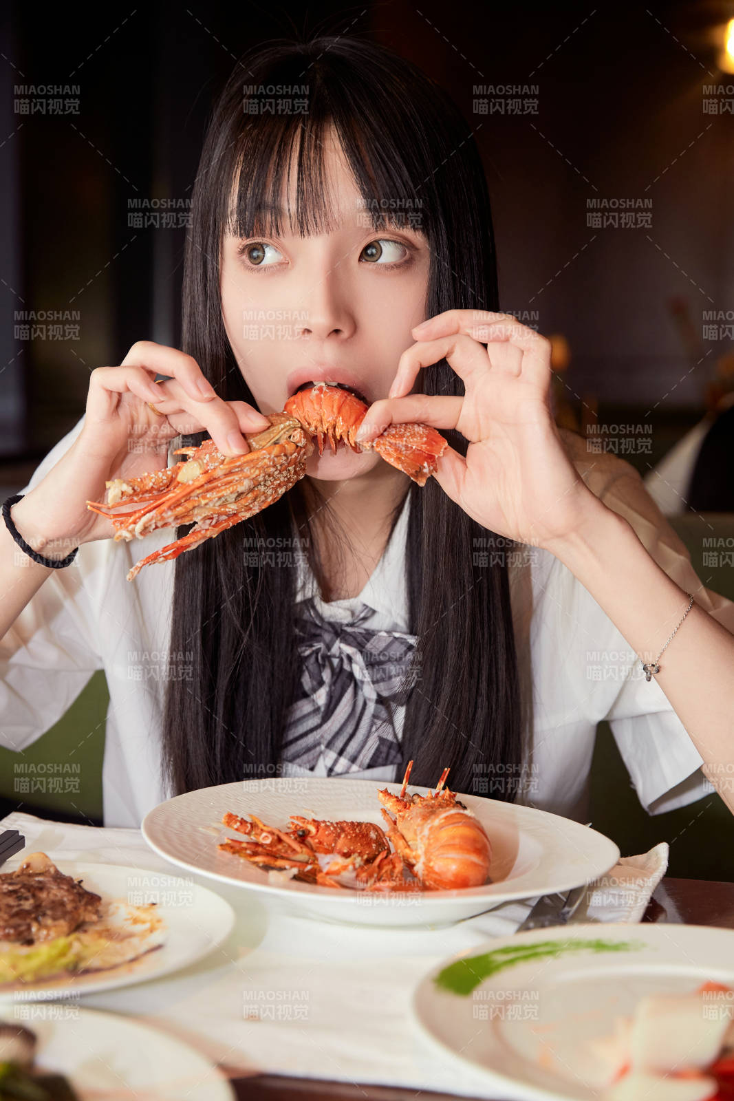 在酒店自助餐廳大吃特吃的可愛少女