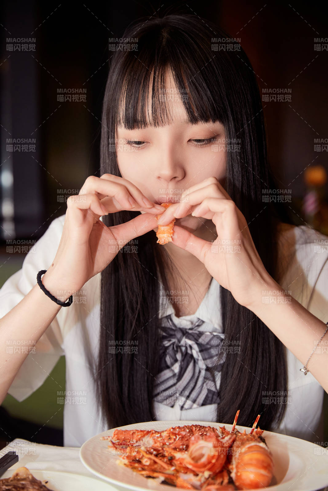 在酒店自助餐廳大吃特吃的可愛少女