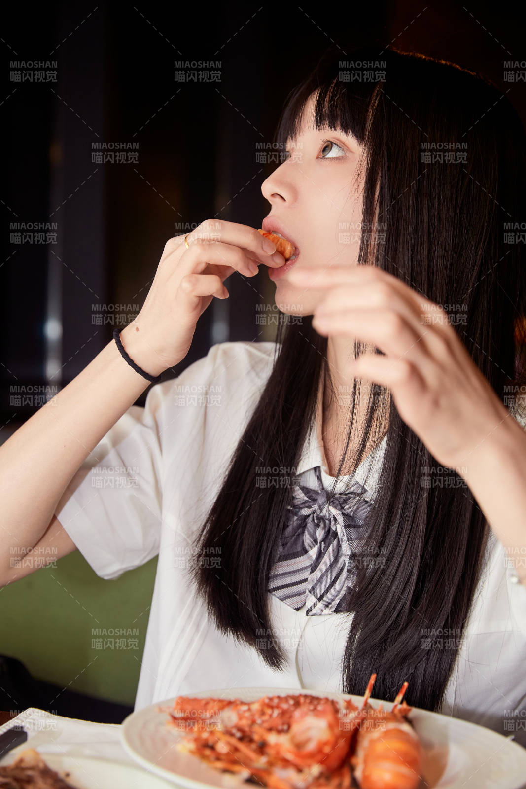 在酒店自助餐厅大吃特吃的可爱少女