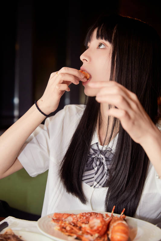 在酒店自助餐厅大吃特吃的可爱少女