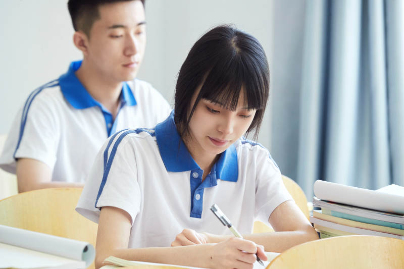 教室里努力看书学习备战高考的高中生