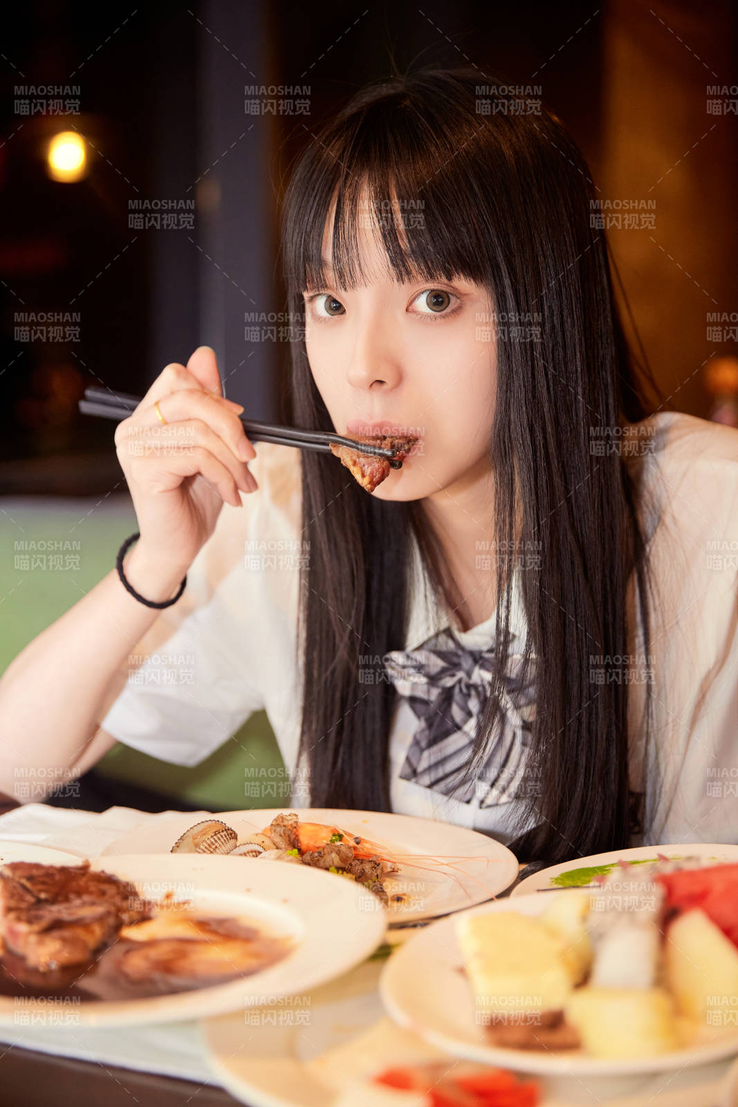 在酒店自助餐廳大吃特吃的可愛少女