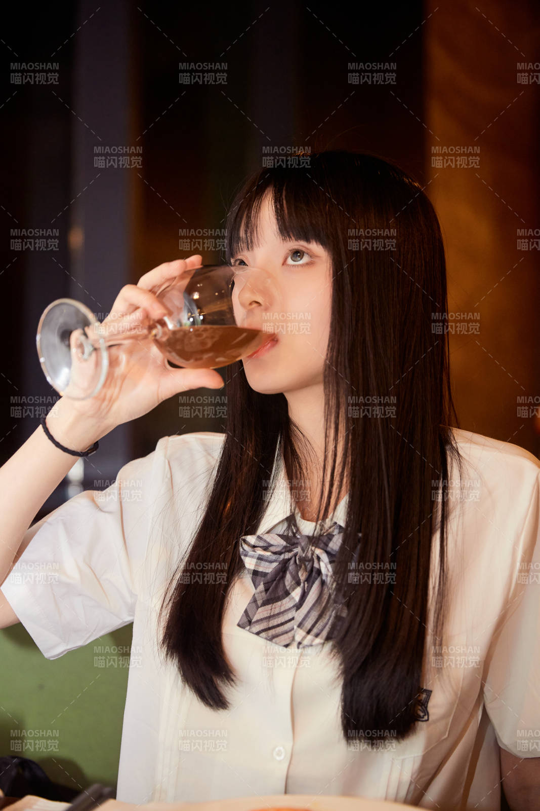 在酒店自助餐厅大吃特吃的可爱少女